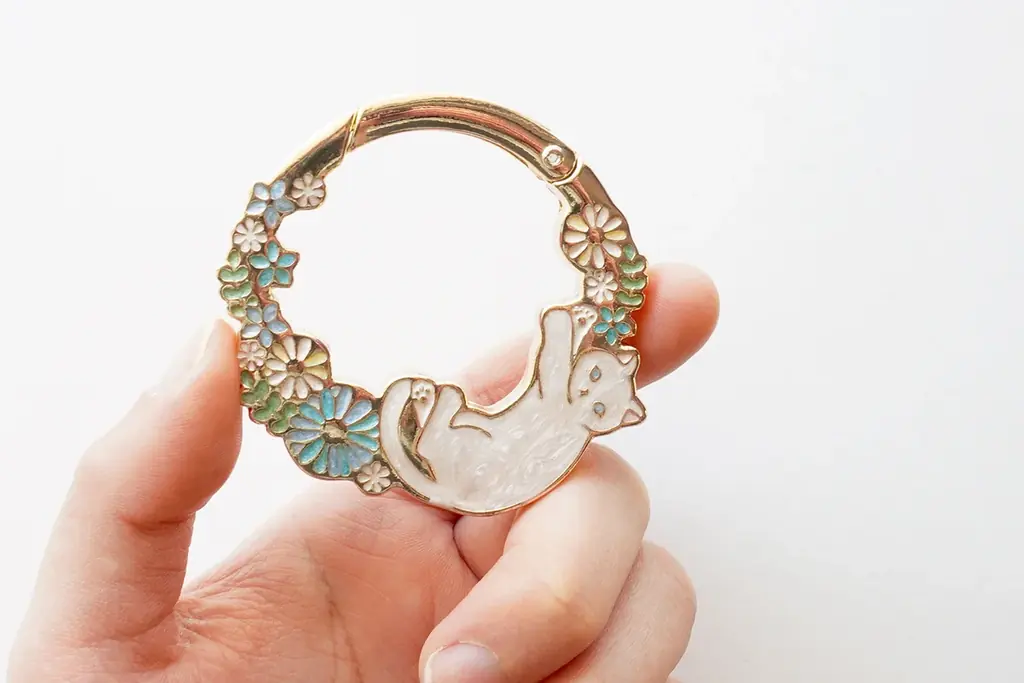 【おとなのカラビナ】傘や帽子の面倒な出し入れ卒業！「猫×お花」の大人可愛いカラビナ型バッグチャームが新登場 画像 6