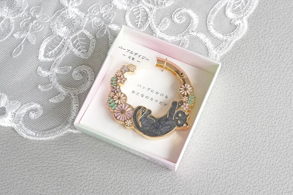 【おとなのカラビナ】傘や帽子の面倒な出し入れ卒業！「猫×お花」の大人可愛いカラビナ型バッグチャームが新登場 画像 8