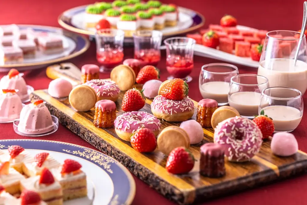 【リーガロイヤルホテル京都】好評開催中「苺スイーツ＆ランチビュッフェ」の第2弾限定 オリジナルドリンク「冬解けストロベリーティー」 販売 画像 2