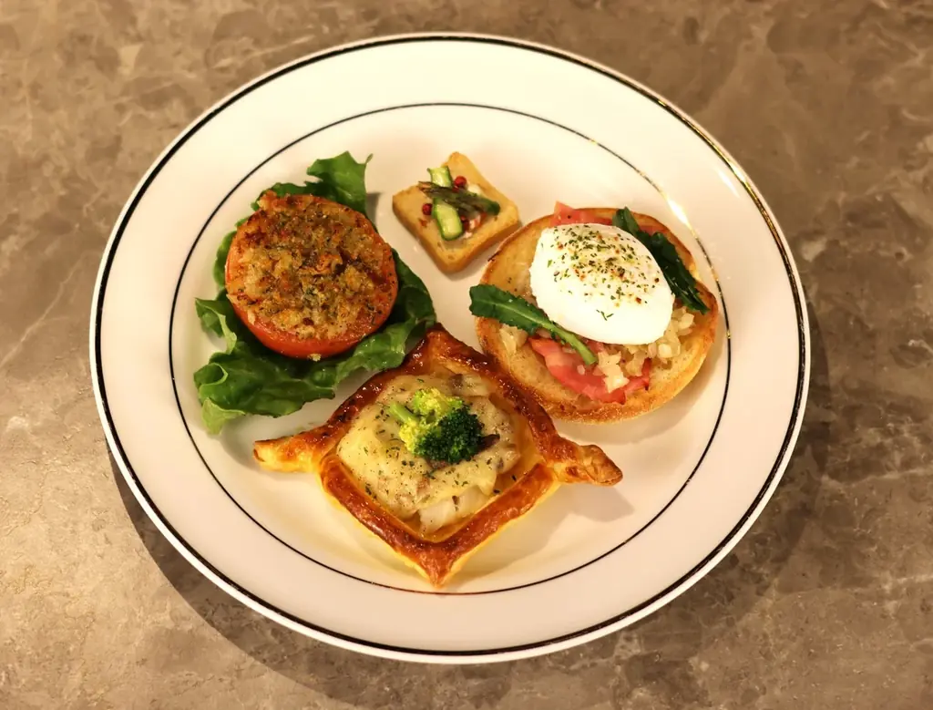 本好きが集まるカフェ「サロンクリスティ」、3月2日（月）よりアガサ・クリスティーの「ミス・マープル」がテーマの「イブニングティーセット」新メニューを提供開始 画像 2