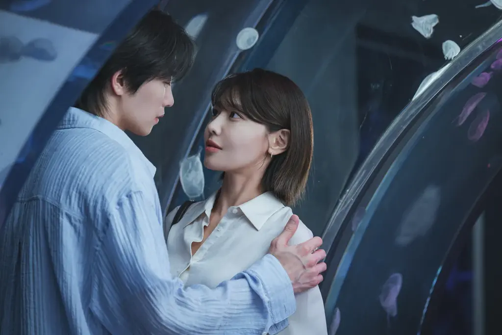 キスシーンカット後に照れた表情のスヨン&ジェヨン…韓国ドラマ『アイドルアイ』ビハインド映像を「ABEMA」にて字幕つきで無料配信中！Filmarksでも高レビュー続々「ここ最近で1番メロいドラマ」 画像 7