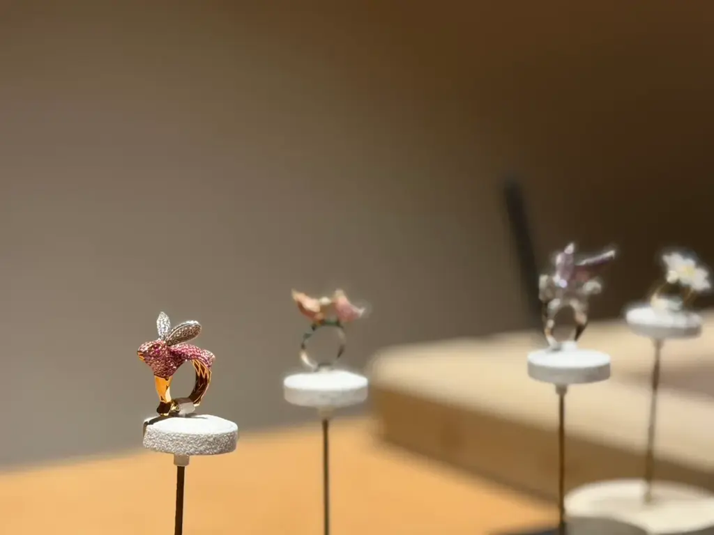 ジュエリーブランド「MIO HARUTAKA」の顧客向けイベントが、ミシュラン掲載店舗である茶寮「九九九」で開催。2/19（木）まで特別展示開催中。 画像 3