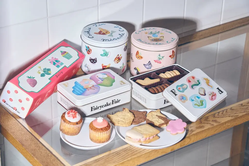 春のベリーピンクが主役、フェアリーケーキフェアのホワイトデーギフト2026。果実感がとろける希少いちご“古都華”の生バターサンドほか、春色ベリースイーツが登場！ 画像 1