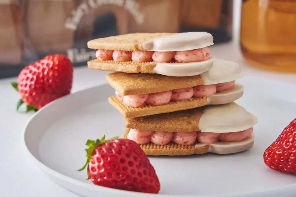 春のベリーピンクが主役、フェアリーケーキフェアのホワイトデーギフト2026。果実感がとろける希少いちご“古都華”の生バターサンドほか、春色ベリースイーツが登場！ 画像 4