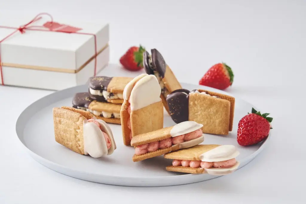 春のベリーピンクが主役、フェアリーケーキフェアのホワイトデーギフト2026。果実感がとろける希少いちご“古都華”の生バターサンドほか、春色ベリースイーツが登場！ 画像 5