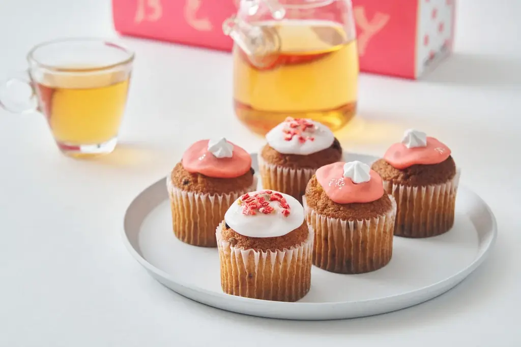 春のベリーピンクが主役、フェアリーケーキフェアのホワイトデーギフト2026。果実感がとろける希少いちご“古都華”の生バターサンドほか、春色ベリースイーツが登場！ 画像 8