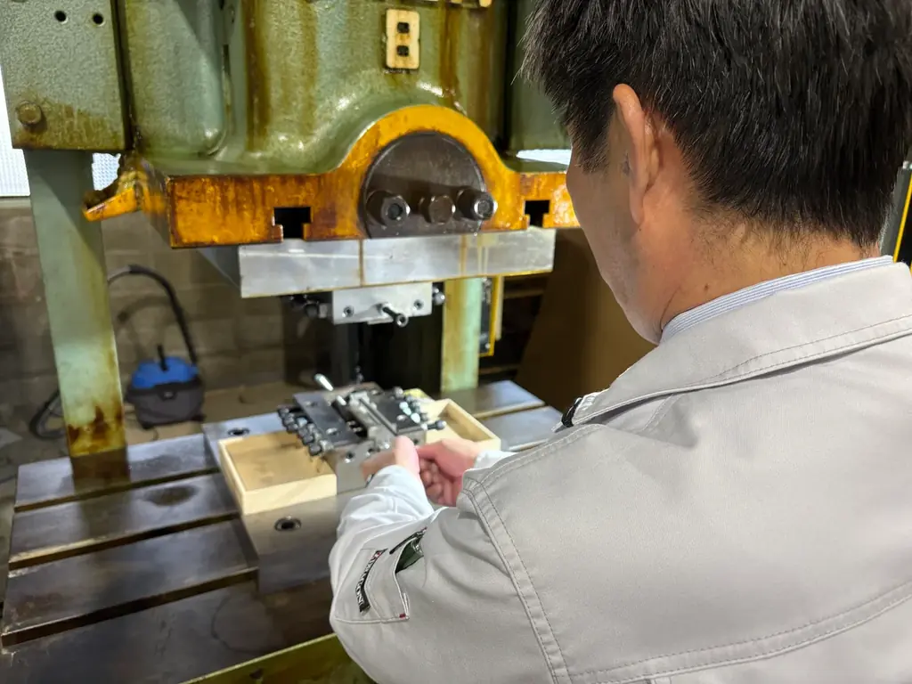 持った瞬間、違いがわかる。全面すべり止め加工で指が吸いつくようにフィット。極細1.5mm箸先で使いやすさを追求したチタン『無玄箸』誕生 画像 11