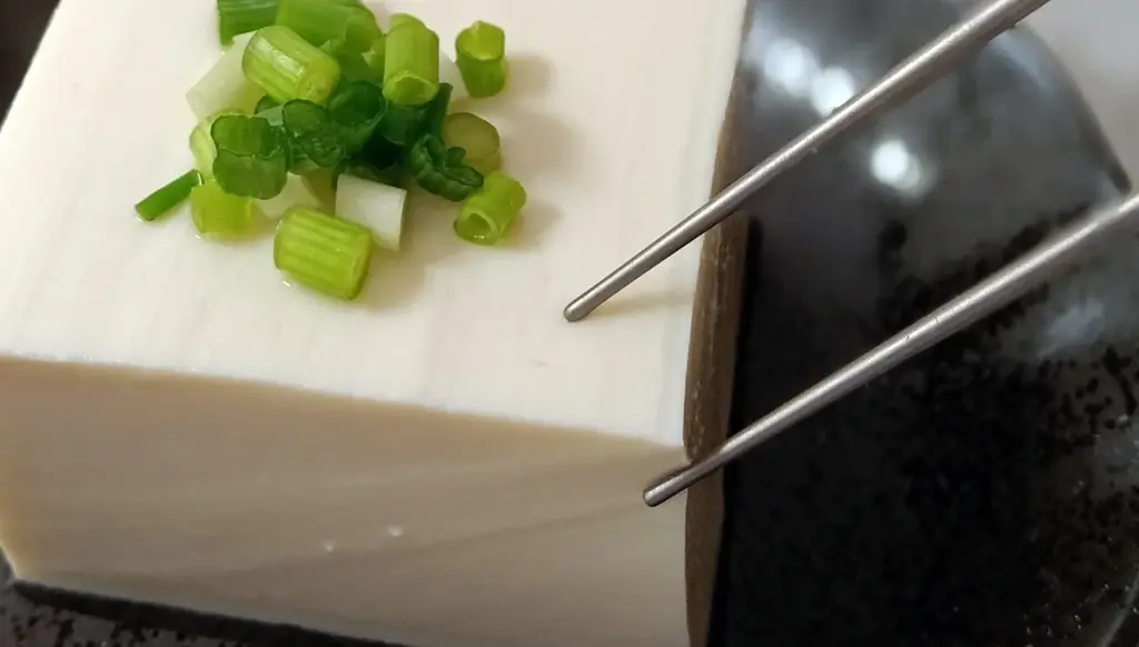 持った瞬間、違いがわかる。全面すべり止め加工で指が吸いつくようにフィット。極細1.5mm箸先で使いやすさを追求したチタン『無玄箸』誕生 画像 4