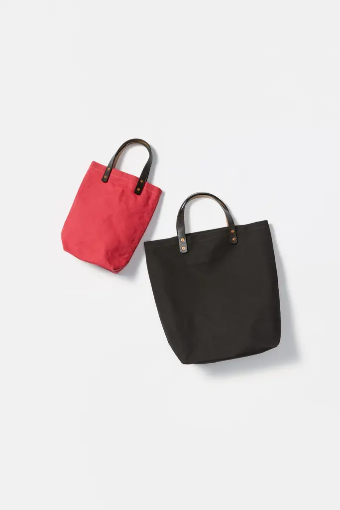 ロンドンを拠点に活動する＜キングスレー ウォルターズ スタジオ＞と普遍的ながら現代的なスタイルを提案する＜ザ クラシック＞にLAND OF TOMORROWが別注したバックを2月20日(金)から発売。 画像 4