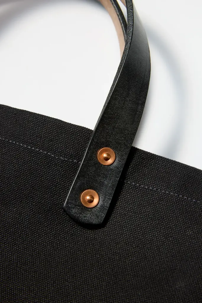 ロンドンを拠点に活動する＜キングスレー ウォルターズ スタジオ＞と普遍的ながら現代的なスタイルを提案する＜ザ クラシック＞にLAND OF TOMORROWが別注したバックを2月20日(金)から発売。 画像 5