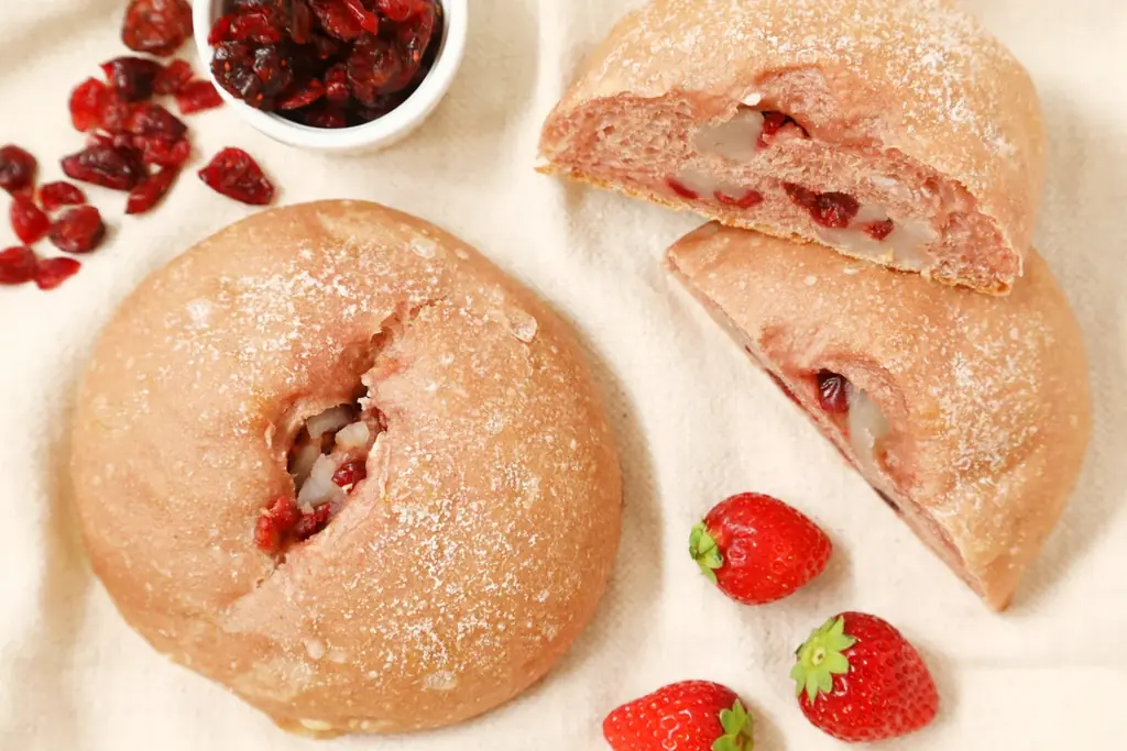 【いちご新商品】「バゲットラビット」よりまるで“苺大福”のようなもっちり食感＆甘酸っぱさを楽しめる加水率90％超えの春限定『ブール』が新登場！あまおういちごの甘み広がるサクサク食感デニッシュも同時発売 画像 3