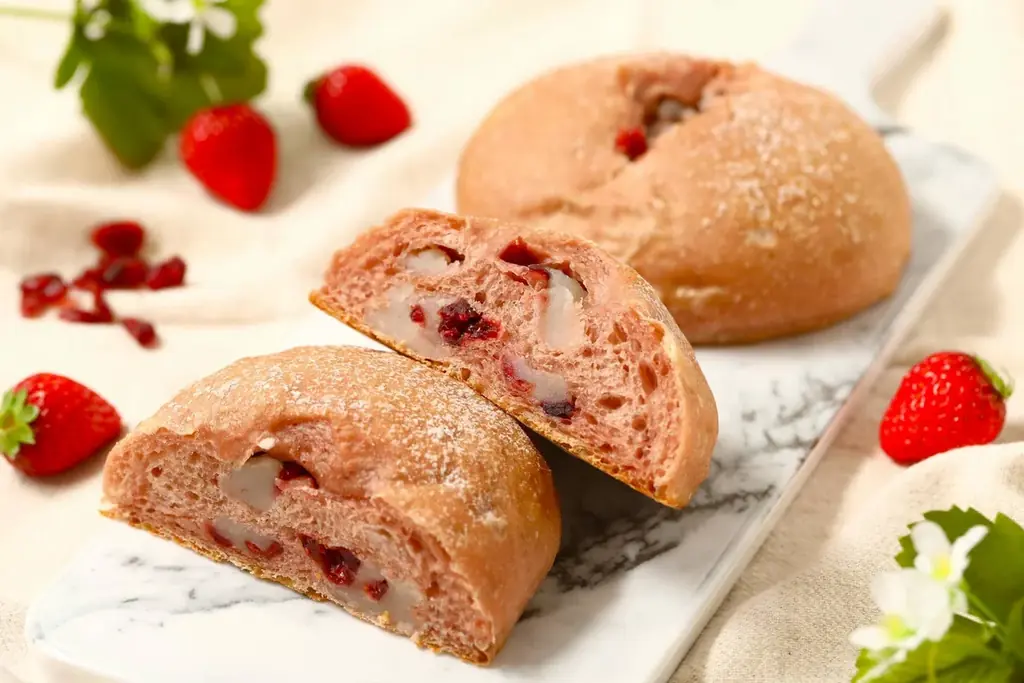 【いちご新商品】「バゲットラビット」よりまるで“苺大福”のようなもっちり食感＆甘酸っぱさを楽しめる加水率90％超えの春限定『ブール』が新登場！あまおういちごの甘み広がるサクサク食感デニッシュも同時発売 画像 4