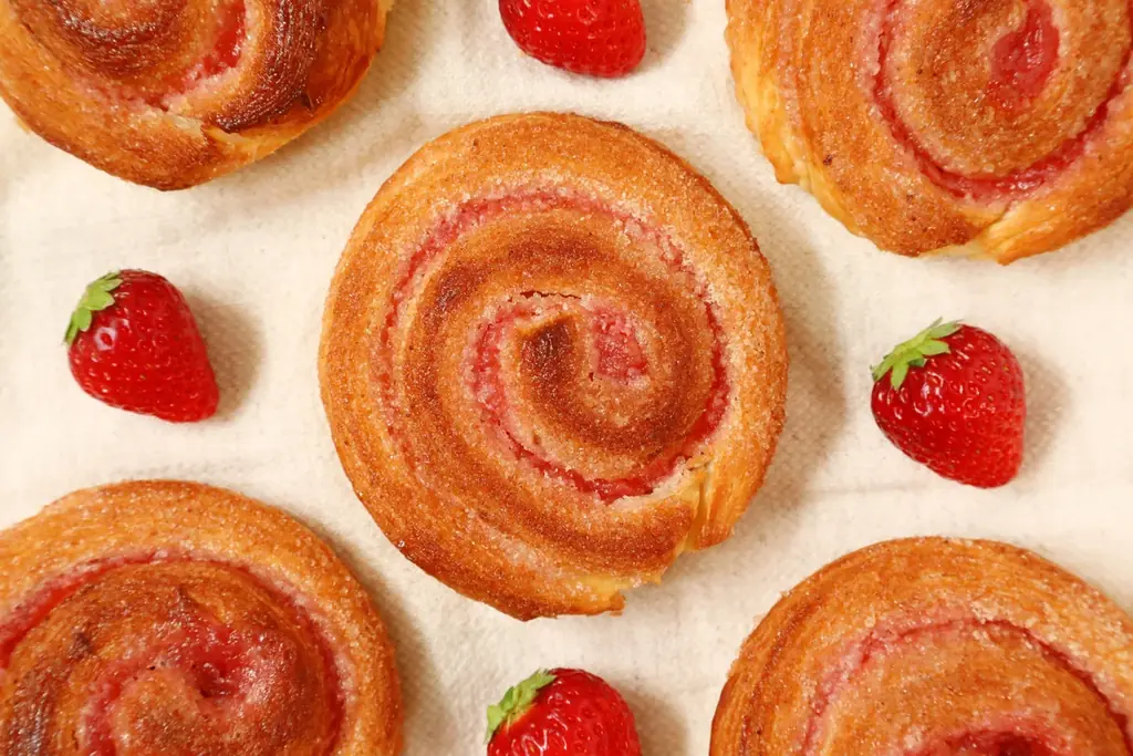 【いちご新商品】「バゲットラビット」よりまるで“苺大福”のようなもっちり食感＆甘酸っぱさを楽しめる加水率90％超えの春限定『ブール』が新登場！あまおういちごの甘み広がるサクサク食感デニッシュも同時発売 画像 5