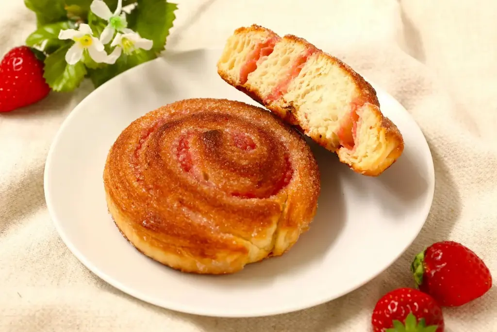 【いちご新商品】「バゲットラビット」よりまるで“苺大福”のようなもっちり食感＆甘酸っぱさを楽しめる加水率90％超えの春限定『ブール』が新登場！あまおういちごの甘み広がるサクサク食感デニッシュも同時発売 画像 6