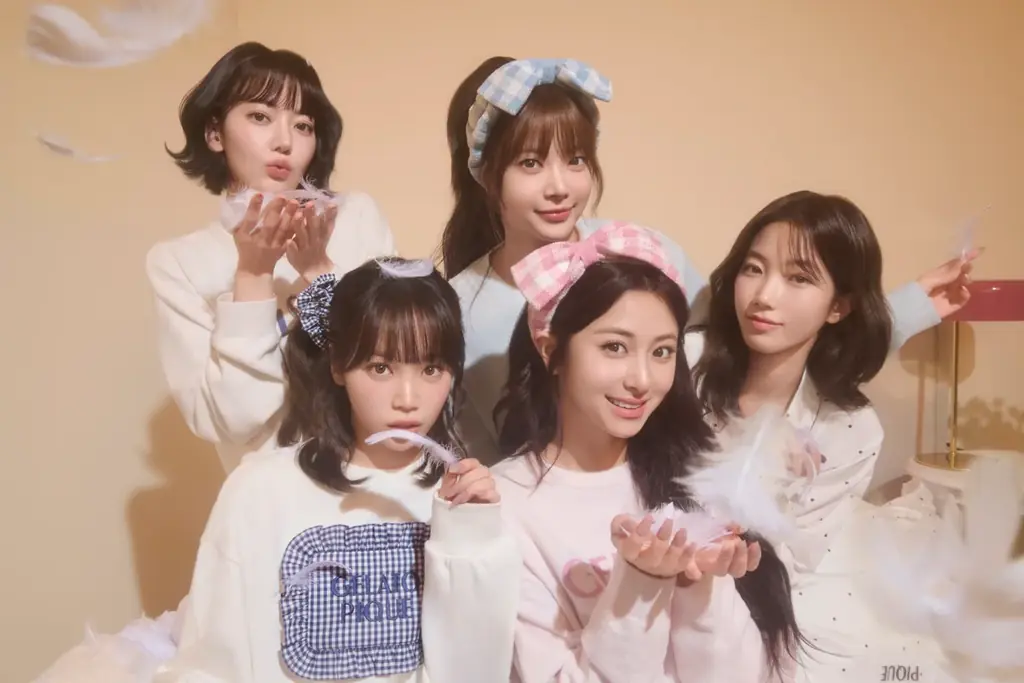 【gelato pique(ジェラート ピケ)】「LE SSERAFIM(ルセラフィム)」が着こなすギンガムチェックやドット柄、フリルにときめく新作「WHITE DAY COLLECTION 」を公開 画像 2