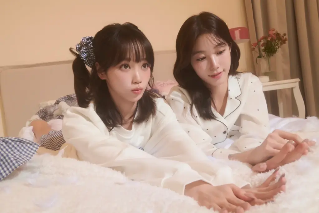 【gelato pique(ジェラート ピケ)】「LE SSERAFIM(ルセラフィム)」が着こなすギンガムチェックやドット柄、フリルにときめく新作「WHITE DAY COLLECTION 」を公開 画像 6