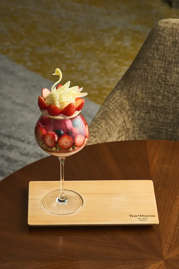 【ウェスティン都ホテル京都】春への高揚感をスワンに込めて　旬の苺が奏でる「スワンのいちごパフェ」販売開始 画像 2