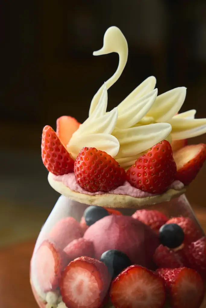 【ウェスティン都ホテル京都】春への高揚感をスワンに込めて　旬の苺が奏でる「スワンのいちごパフェ」販売開始 画像 3