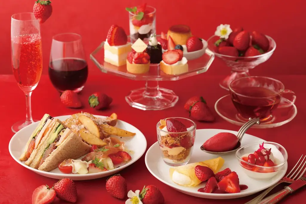 【キハチ 青山本店】甘くみずみずしい真っ赤な苺“あまおう”のナポレオンパイを発売！苺パフェ、苺タルトなどスイーツ10種＆セイボリー3種が楽しめるアフタヌーンティーも 画像 2