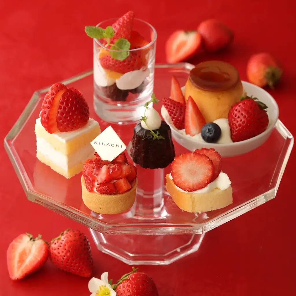 【キハチ 青山本店】甘くみずみずしい真っ赤な苺“あまおう”のナポレオンパイを発売！苺パフェ、苺タルトなどスイーツ10種＆セイボリー3種が楽しめるアフタヌーンティーも 画像 3