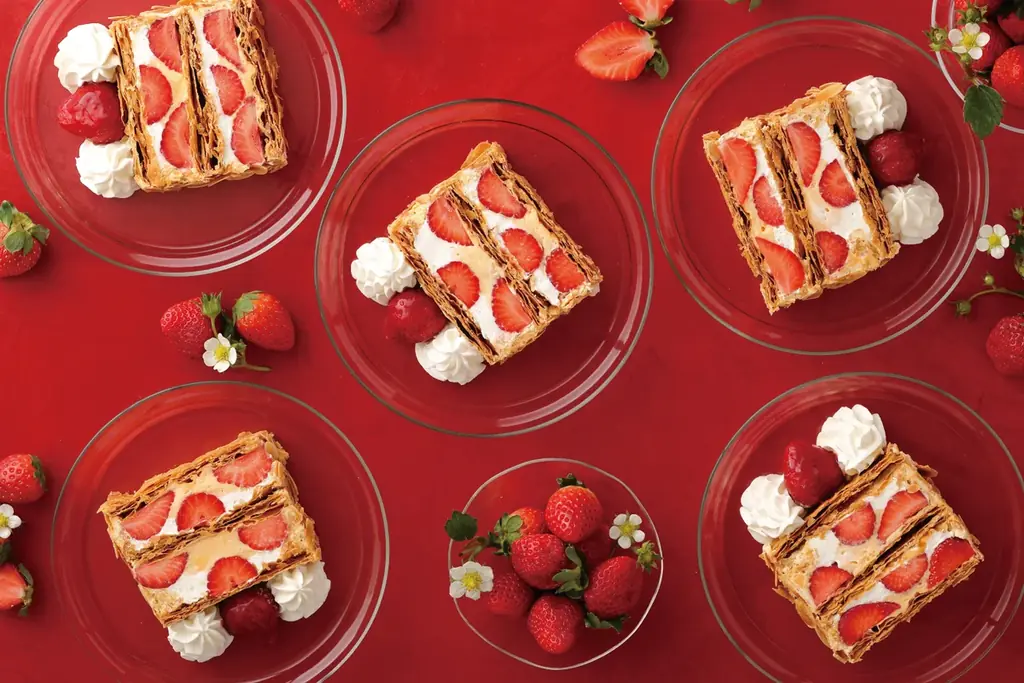【キハチ 青山本店】甘くみずみずしい真っ赤な苺“あまおう”のナポレオンパイを発売！苺パフェ、苺タルトなどスイーツ10種＆セイボリー3種が楽しめるアフタヌーンティーも 画像 4