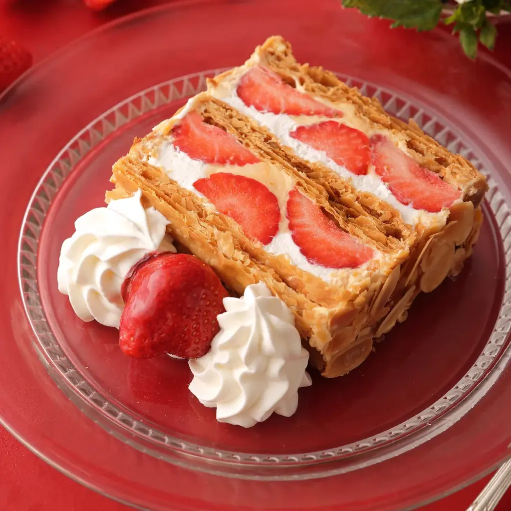 【キハチ 青山本店】甘くみずみずしい真っ赤な苺“あまおう”のナポレオンパイを発売！苺パフェ、苺タルトなどスイーツ10種＆セイボリー3種が楽しめるアフタヌーンティーも 画像 6