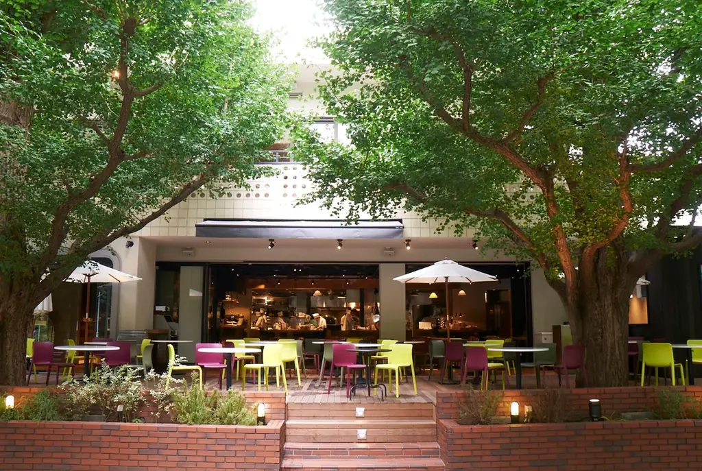 【キハチ 青山本店】甘くみずみずしい真っ赤な苺“あまおう”のナポレオンパイを発売！苺パフェ、苺タルトなどスイーツ10種＆セイボリー3種が楽しめるアフタヌーンティーも 画像 7