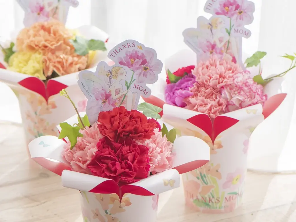 国産花材商品を大幅拡充、産地のこだわりと想いを届ける母の日ギフトの予約販売を日比谷花壇オンラインショップで開始。人気イラストレーター湯浅望氏とのコラボギフトも登場！ 画像 6