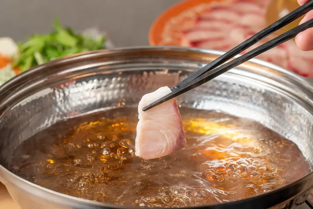 脂が最高潮を迎えるブランド寒ブリを主役に。体験型「鰤王しゃぶしゃぶコース」を期間限定で提供｜すし酒場 にほんいち 本町店 画像 2