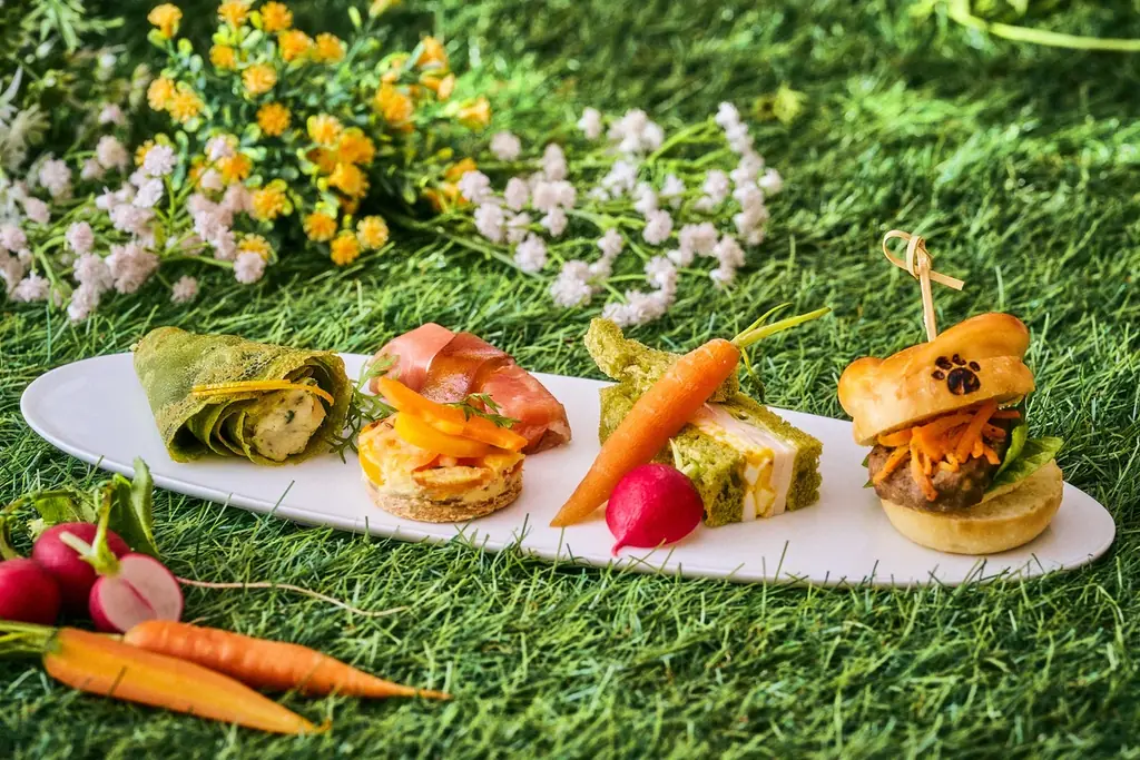 うさぎモチーフのキャロットケーキや“うさ耳”バンズのミニバーガーが登場 新緑がきらめく春の庭園で遊ぶうさぎがテーマ「スプリング ガーデン＆バニー アフタヌーンティー」 画像 3