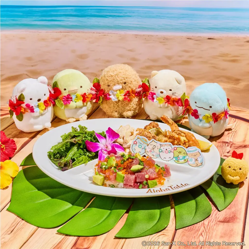 「すみっコぐらし」がリゾート風衣装でアロハテーブルに大集合！「すみっコたちと過ごす、ハワイアンバケーション！」をテーマに、南国ムードあふれるコラボレーションメニューやグッズが登場！ 画像 3