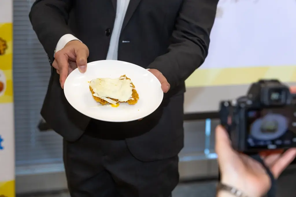 今年も爆売れじゃん！「濃厚チーズinファミチキ」初週の販売数が415万食※1を突破し今年も新記録を更新！～雪印メグミルクが推薦する濃厚チーズinファミチキと一番合う、さけるチーズとは～ 画像 4