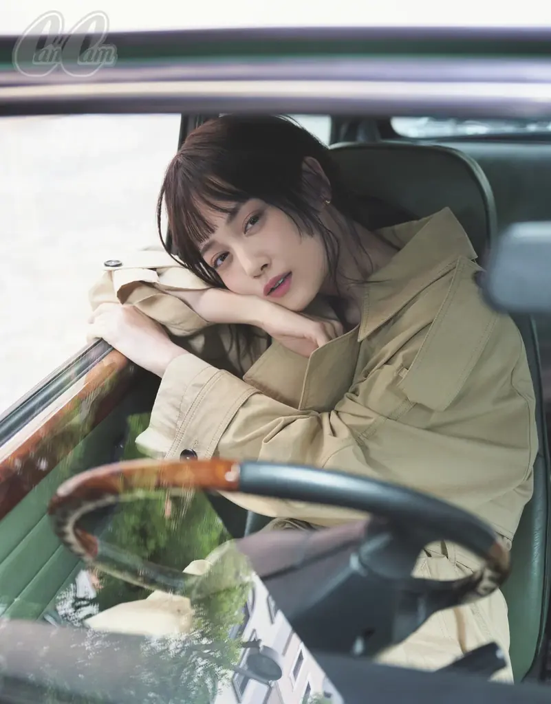 山下美月　大人な黒オフショルで色気も気品も欲張り見せ♡ 『CanCam』〝きれいめお姉さん〟特集号表紙に登場!! 画像 2