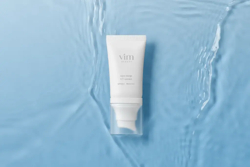 ＜vim BEAUTY＞うるおい満ちる水艶UV下地 「aqua charge UV essence」新登場 画像 1