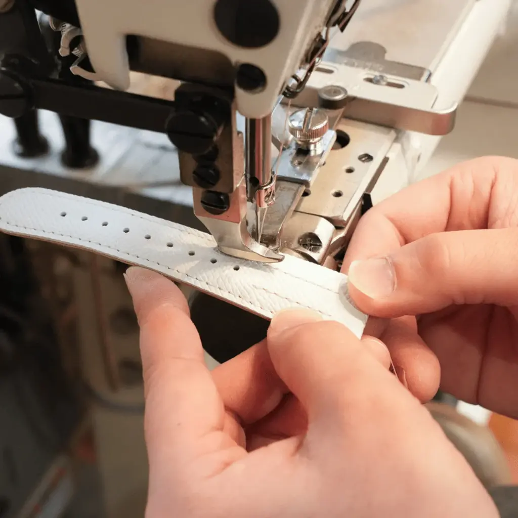 【新商品】日本発の新興レザーブランドYUTORI、最高級シェーブルレザーを纏うiPhone 17 シリーズ用レザーケースを発売 画像 3