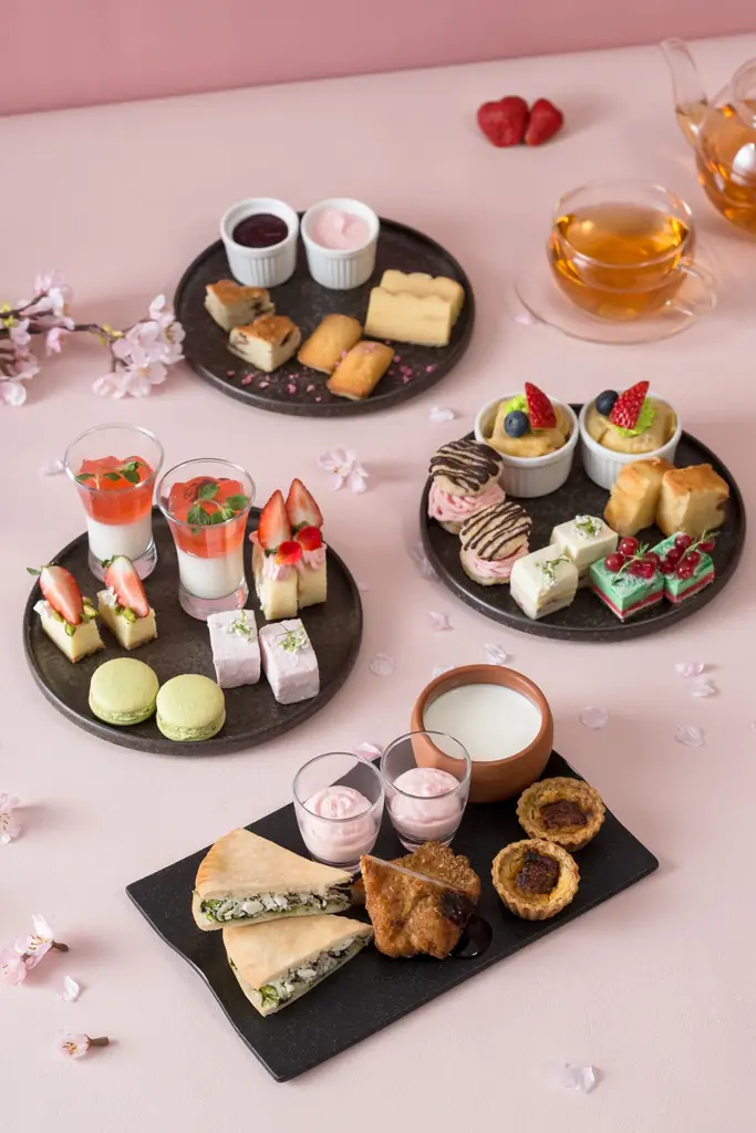 名駅徒歩5分の絶景レストランで堪能する春のひととき 春限定「いちごと桜のスプリングアフタヌーンティー」 画像 2
