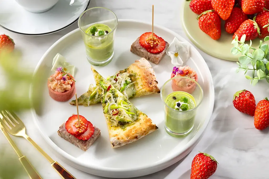 苺大福に濃厚な抹茶をかけたアフォガート仕立てで。地上150mの絶景で新緑の美食を楽しむ「ストロベリー＆抹茶アフタヌーンティー」を2026年4月1日(水)より期間限定で提供開始 画像 2