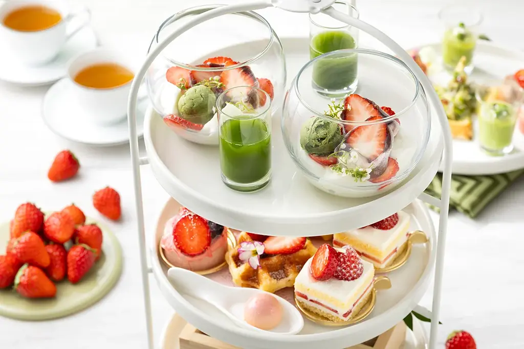 苺大福に濃厚な抹茶をかけたアフォガート仕立てで。地上150mの絶景で新緑の美食を楽しむ「ストロベリー＆抹茶アフタヌーンティー」を2026年4月1日(水)より期間限定で提供開始 画像 3