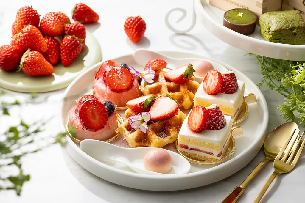 苺大福に濃厚な抹茶をかけたアフォガート仕立てで。地上150mの絶景で新緑の美食を楽しむ「ストロベリー＆抹茶アフタヌーンティー」を2026年4月1日(水)より期間限定で提供開始 画像 4