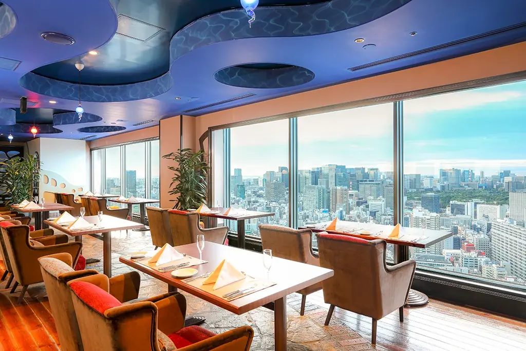 苺大福に濃厚な抹茶をかけたアフォガート仕立てで。地上150mの絶景で新緑の美食を楽しむ「ストロベリー＆抹茶アフタヌーンティー」を2026年4月1日(水)より期間限定で提供開始 画像 8