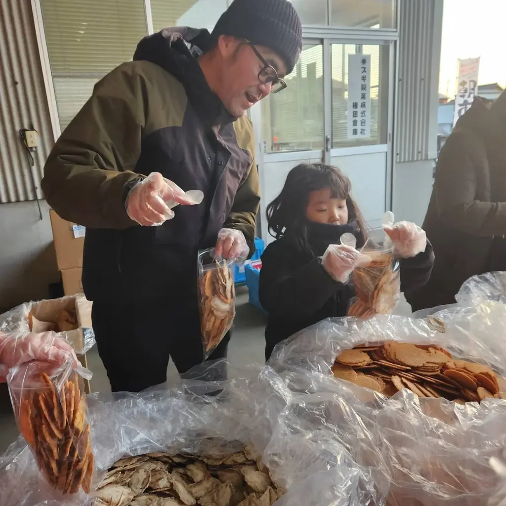 碧南市で朝7時に行列　えびせん家族主催「えびせん朝市」3月1日に1周年 画像 4