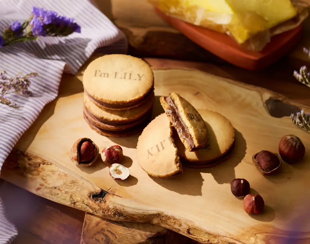 《 ホワイトデーのお返しにも 》木の実とバターのお菓子【I’m LILY】より昨年大好評の『ショコラサンドクッキー ピスタチオ&バター』を3/1（日）から今年も発売いたします！ 画像 3