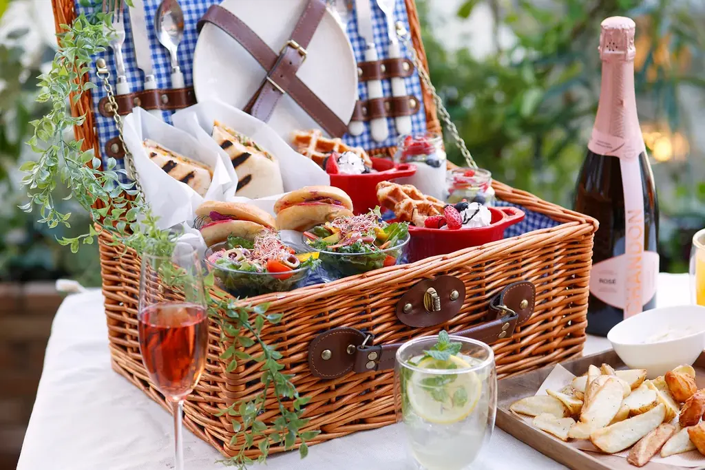 新緑が芽吹く表参道、ニューヨークストリートテラスで楽しむ“おしゃピク”でニューヨーカー気分！『ピクニックバスケット』1日10セット限定販売 画像 2