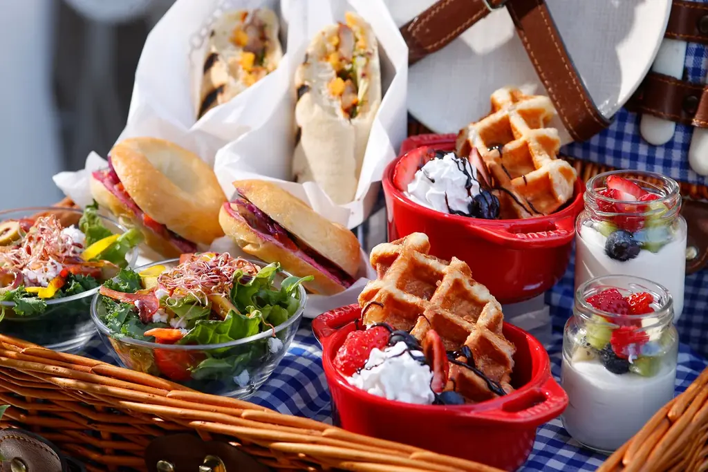 新緑が芽吹く表参道、ニューヨークストリートテラスで楽しむ“おしゃピク”でニューヨーカー気分！『ピクニックバスケット』1日10セット限定販売 画像 3