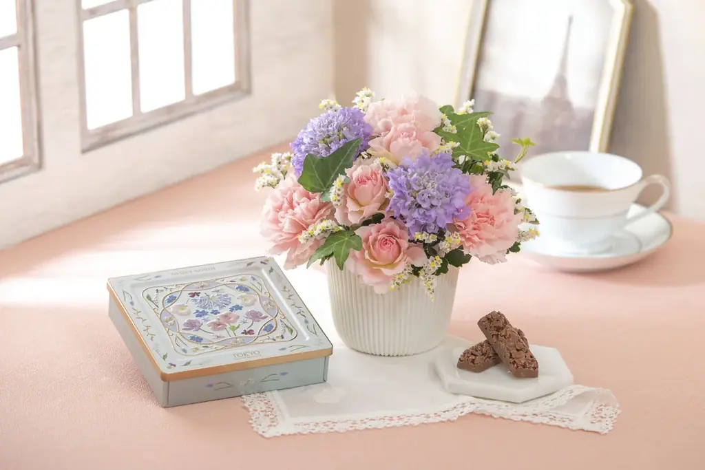 『東京フラワーブーケ』×日比谷花壇、好評につきコラボ第2弾の新作「花柄缶」が誕生！東京土産ブランドに花柄サービス「花屋さんのお花柄」を提供。 画像 4