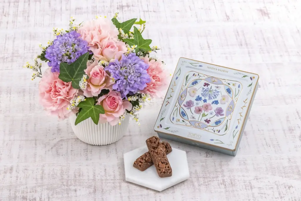 『東京フラワーブーケ』×日比谷花壇、好評につきコラボ第2弾の新作「花柄缶」が誕生！東京土産ブランドに花柄サービス「花屋さんのお花柄」を提供。 画像 5