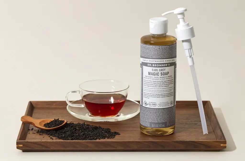 クリーミー泡で毛穴の黒ずみ*¹オフ。アメリカ発の世界的オーガニックボディケアブランド「ドクターブロナー」のマジックソープ季節限定フレグランス「アールグレイ」大容量サイズが、ポンプ付き限定セットで登場 画像 1