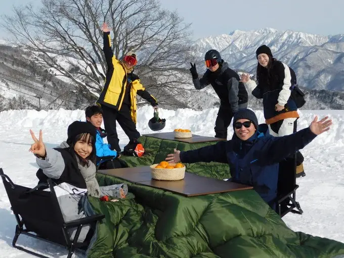 雪山のこたつで「ガツン、とみかん」！！ ゴロゴロ果肉で冬の贅沢な果実体験！ 2月23日（月）新発売「ガツン、と白桃」の先行試食も実施します♪ 画像 4