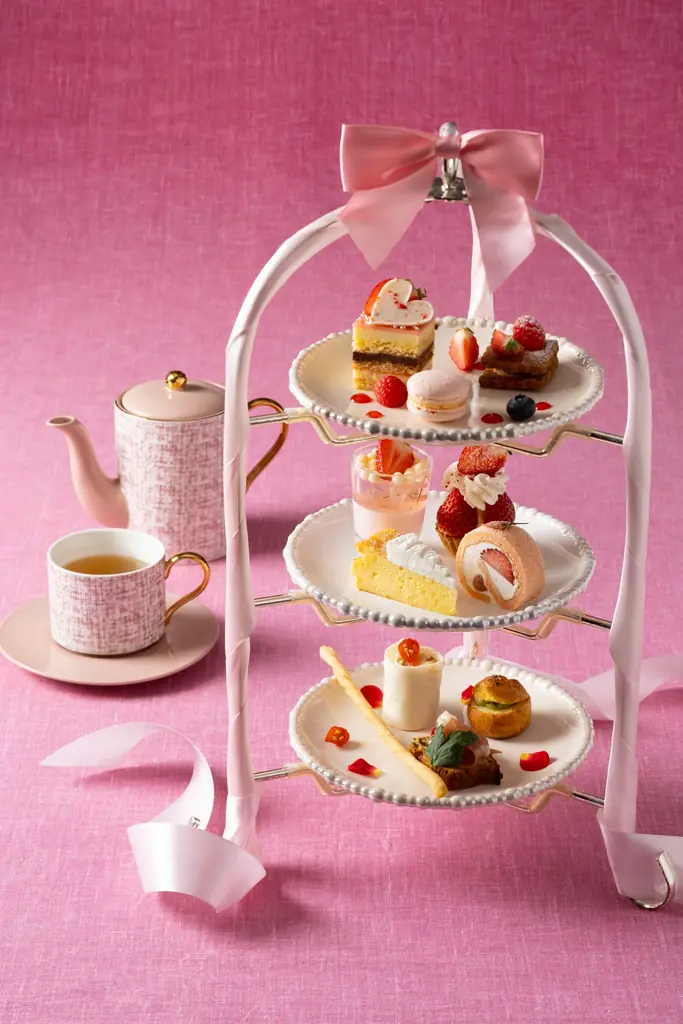 Francfrancのテーブルウェアで楽しむ 1日10名限定「苺と桜のアフタヌーンティーセット」 画像 2