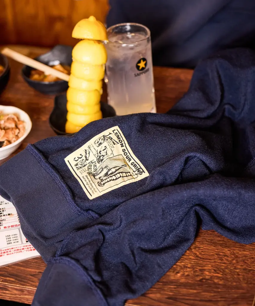 「niko and …」が届けるローカルコラボ企画第３弾！創業68年の名店、レモンサワー発祥の「もつ焼きばん」と出会う。限定アイテムを2月20日（金）より発売 画像 5